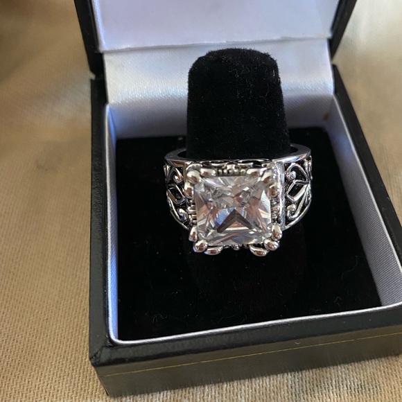 Flawless Silpada sterling silver cocktail ring. Stone shines bright - Picture 1 of 4